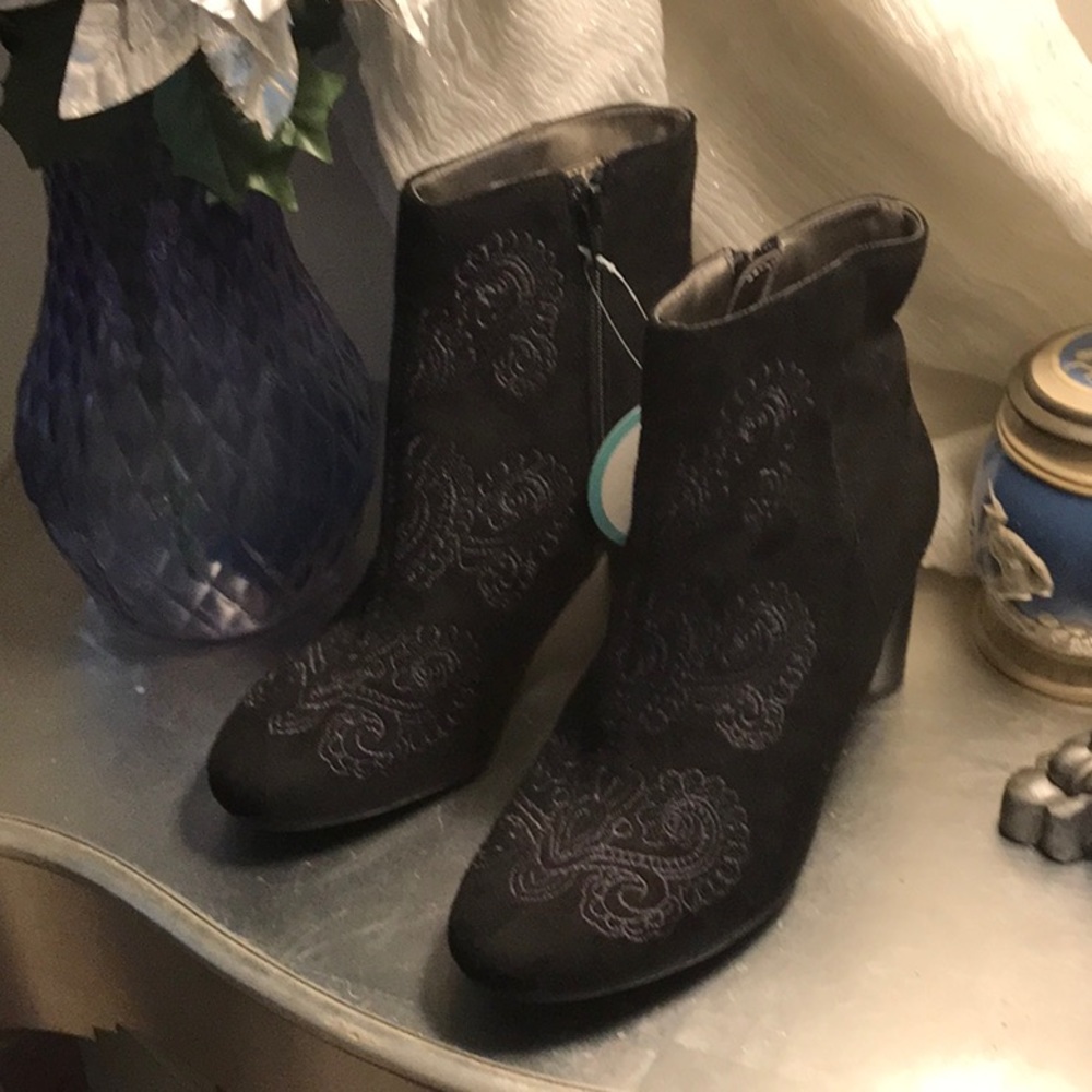 Stunning black etched micro suede boots   NWT